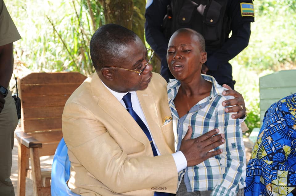 le premier ministre assiste la famille de la fille morte dans l'accident causé par le véhicule de la minusca