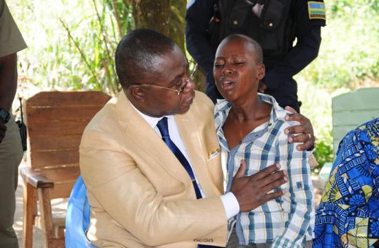 le premier ministre assiste la famille de la fille morte dans l'accident causé par le véhicule de la minusca