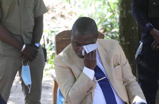 le premier ministre assiste la famille de la fille morte dans l'accident causé par le véhicule de la minusca