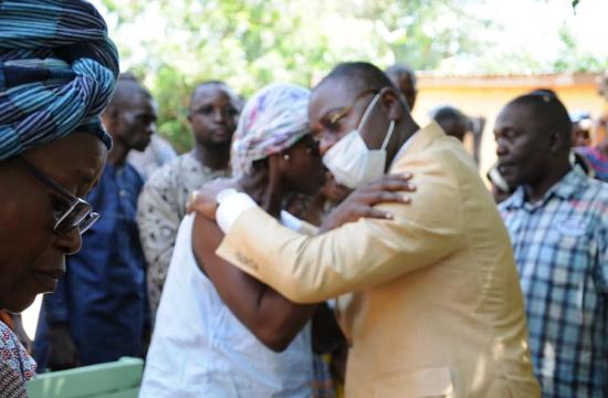 le premier ministre assiste la famille de la fille morte dans l'accident causé par le véhicule de la minusca