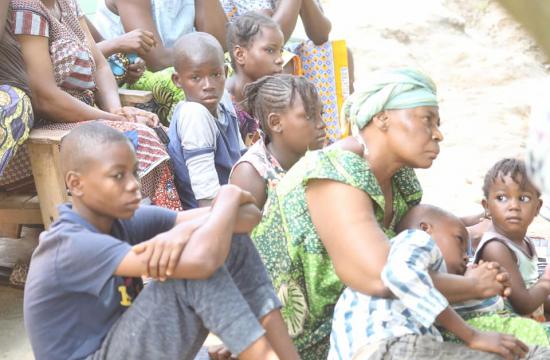 le premier ministre assiste la famille de la fille morte dans l'accident causé par le véhicule de la minusca