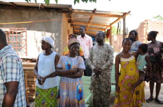 le premier ministre assiste la famille de la fille morte dans l'accident causé par le véhicule de la minusca