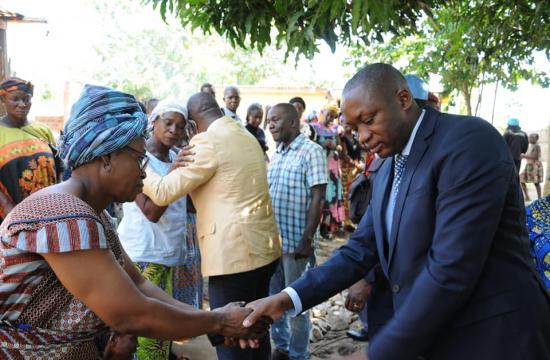 le premier ministre assiste la famille de la fille morte dans l'accident causé par le véhicule de la minusca
