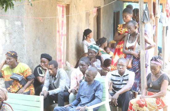 le premier ministre assiste la famille de la fille morte dans l'accident causé par le véhicule de la minusca
