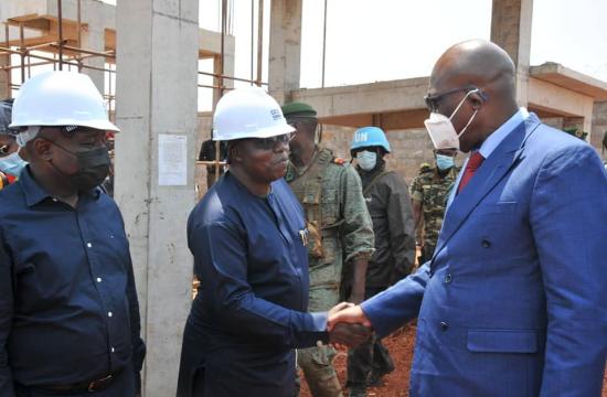 Le premier ministre Félix Moloua sur le terrain pour constater de visu l'état d'avancement des travaux de construction de la centrale solaire de Sakai