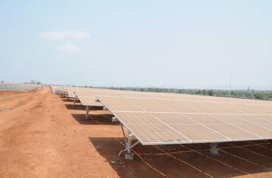 Le premier ministre Félix Moloua sur le terrain pour constater de visu l'état d'avancement des travaux de construction de la centrale solaire de Sakai