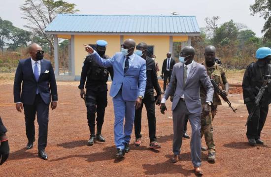 Le premier ministre Félix Moloua constate de visu l'évolution des travaux de construction d'un port sec à Bangui