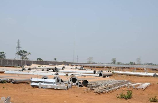 Le premier ministre Félix Moloua sur le terrain pour constater de visu l'état d'avancement des travaux de construction de la centrale solaire de Sakai
