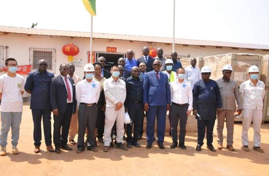 Le premier ministre Félix Moloua sur le terrain pour constater de visu l'état d'avancement des travaux de construction de la centrale solaire de Sakai