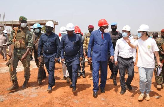 Le premier ministre Félix Moloua sur le terrain pour constater de visu l'état d'avancement des travaux de construction de la centrale solaire de Sakai