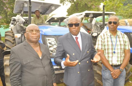 LE PREMIER MINISTRE RECEPTIONNE LES TRACTEURS 